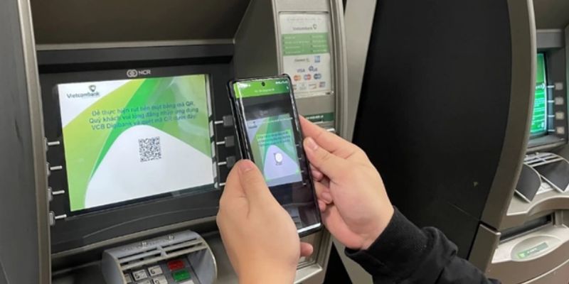 Thực hiện rút tiền từ máy ATM